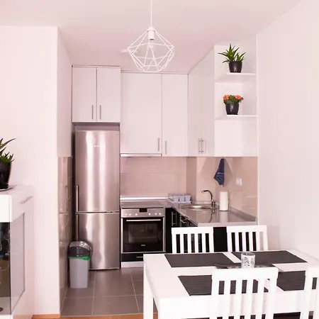 Helena Apartment *